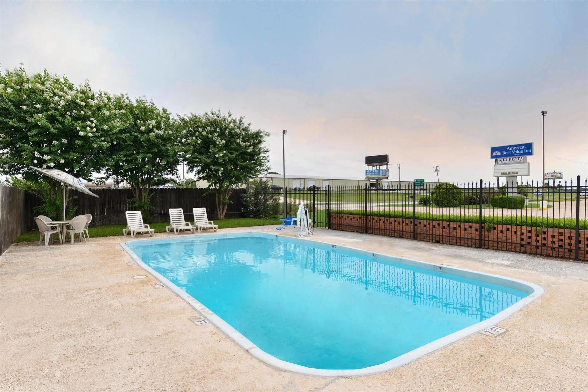 Surestay Hotel By Best Western Rockdale Exterior foto